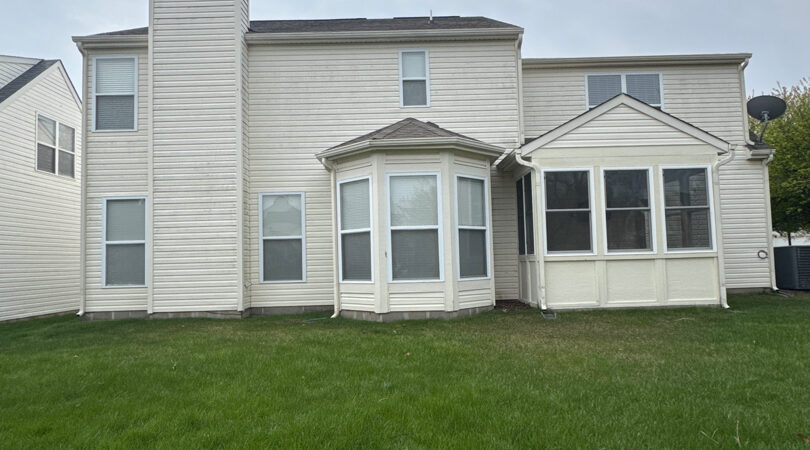 Soft washing mildew from vinyl siding in Indiana